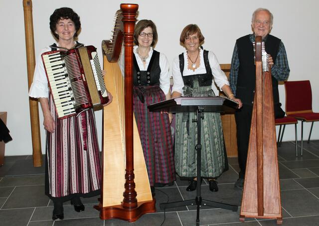 Die Saitenmusik "MIRA" ist auf volkstümliche Musik spezialisiert. Die Mitglieder v. l. Anneliese Gärtner, Margarete Zahn, Ilse und Rudi Ahnert sind Schüler der Musikschule Wertingen.
