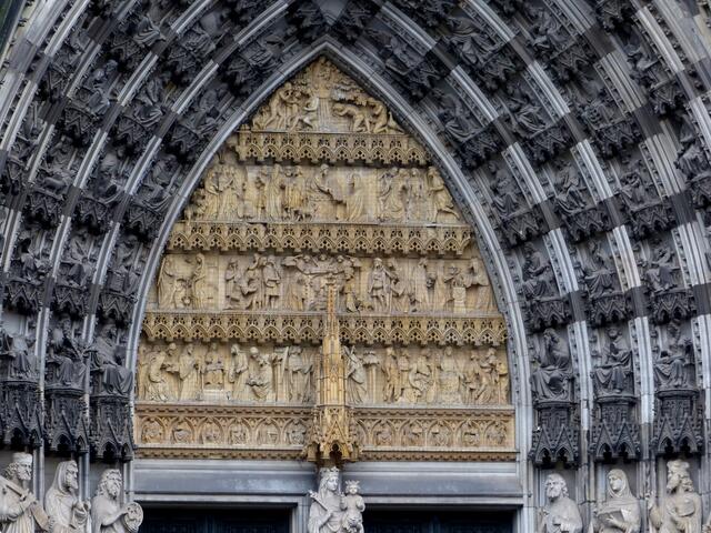Das Mittelportal (Hauptportal), das Tympanon im Detail betrachtet. Sein Thema ist die Zeit vor der Erlösung.
