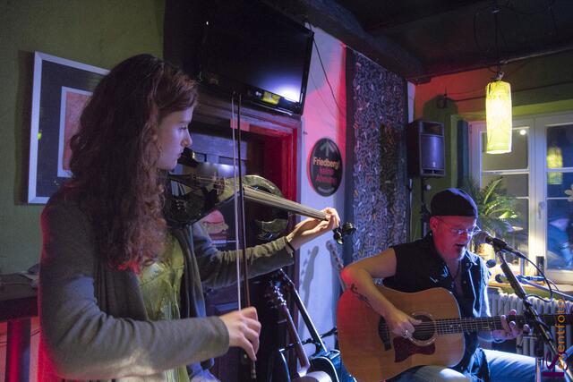 Das Friedberger Cosmoscafe - Gemütlichkeit und Kunst machen Lust auf's Hierbleiben und Wiederkommen - Grandioses Konzert mit Peter Lisboa Arndt & The Acoustic Groove Gang, feat. Kristina Dimitrova (Bratsche)