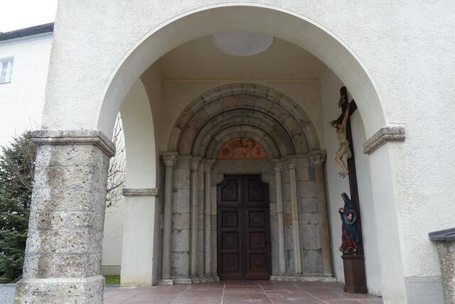 wunderschönes Portal - romanisches Rücksprungportal