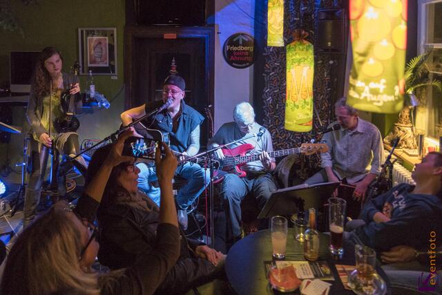 Das Friedberger Cosmoscafe - Gemütlichkeit und Kunst machen Lust auf's Hierbleiben und Wiederkommen - Grandioses Konzert mit Peter Lisboa Arndt & The Acoustic Groove Gang, feat. Kristina Dimitrova (Bratsche)