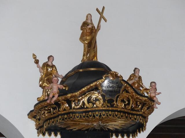 Brüstung der Kanzel um 1730 ; der Deckel mit der Darstellung GLAUBE (Kreuz); HOFFNUNG (Anker)  LIEBE (Herz)  wurde 1850 geschaffen