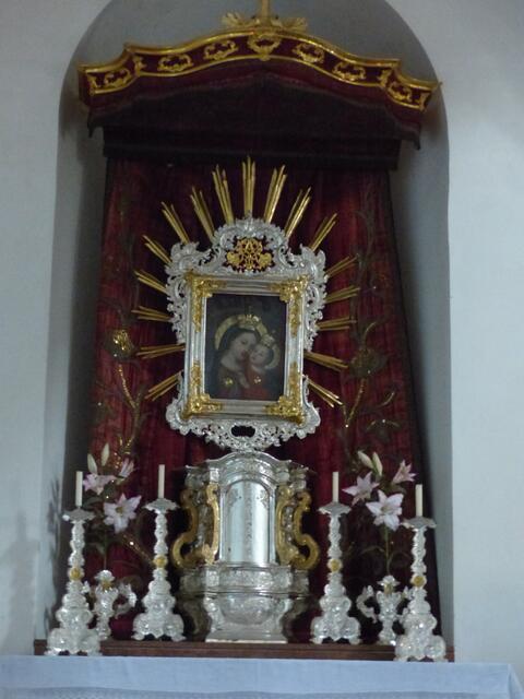 kleine Marienkapelle mit Altar im linken Seitenschiff