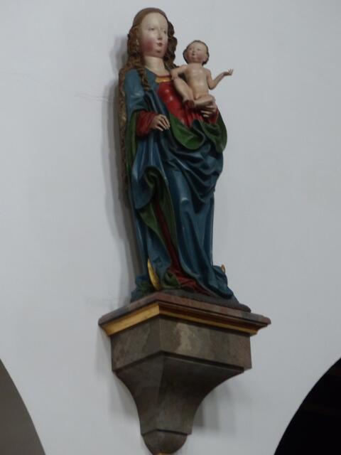 laut Kirchenführer: spätgotische Marienfigur  (ich hätte sie nicht der Gotik zugeordnet!)
