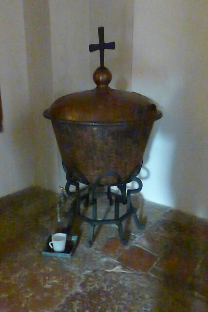 Taufbecken im Vorraum