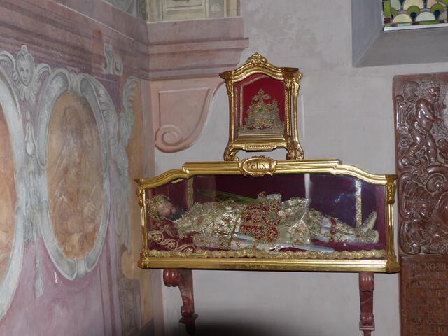 kleine integrierte Kapelle mit Reliquien Metzgerkapelle (nach dem kaiserlichen Rat Christoph Metzger benannt). Dort ruhen er und seine Gattin