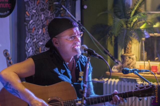 Das Friedberger Cosmoscafe - Gemütlichkeit und Kunst machen Lust auf's Hierbleiben und Wiederkommen - Grandioses Konzert mit Peter Lisboa Arndt & The Acoustic Groove Gang, feat. Kristina Dimitrova (Bratsche)