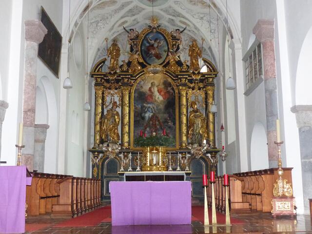 Hochaltar - das barocke Hochaltarbild zeigt das OSTERGEHEIMNIS (auferstandene Heiland) oben der Kirchenpatron St. Michael