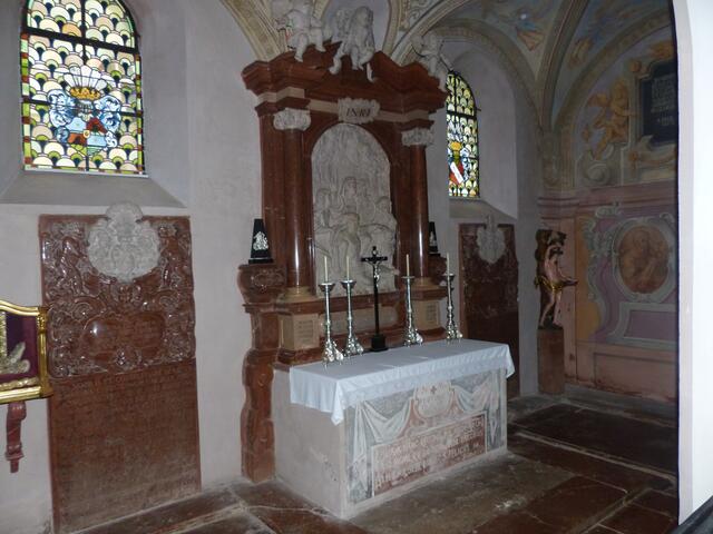 Altarrelief .....Stuckmarmorsäulen und Steinrelief