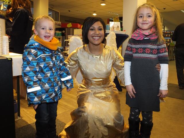 Hannah und Luca mit dem Christkind