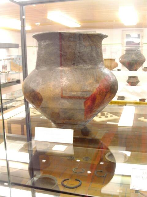 bronzezeitliche Urne / Museum Königsbrunn