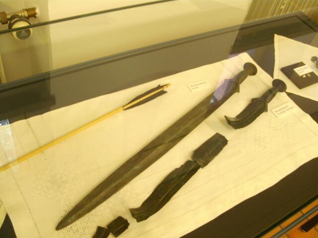 Bronzeschwert (Modell/Rekonstruktion, und Original in Teilstücken) - Museum Königsbrunn