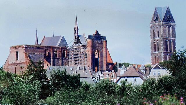 St. Georgen im Wiederaufbau und der Marienkirchturm. Archivfoto (Juli 1994): Helmut Kuzina