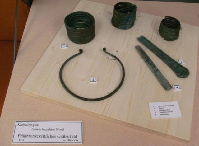 frühbronzezeitliches Gräberfeld ca. 100 v.Chr. / Bronze - Halsband, Armbänder und - Beilklingen / Ausstellungsartefakte im Museum Königsbrunn