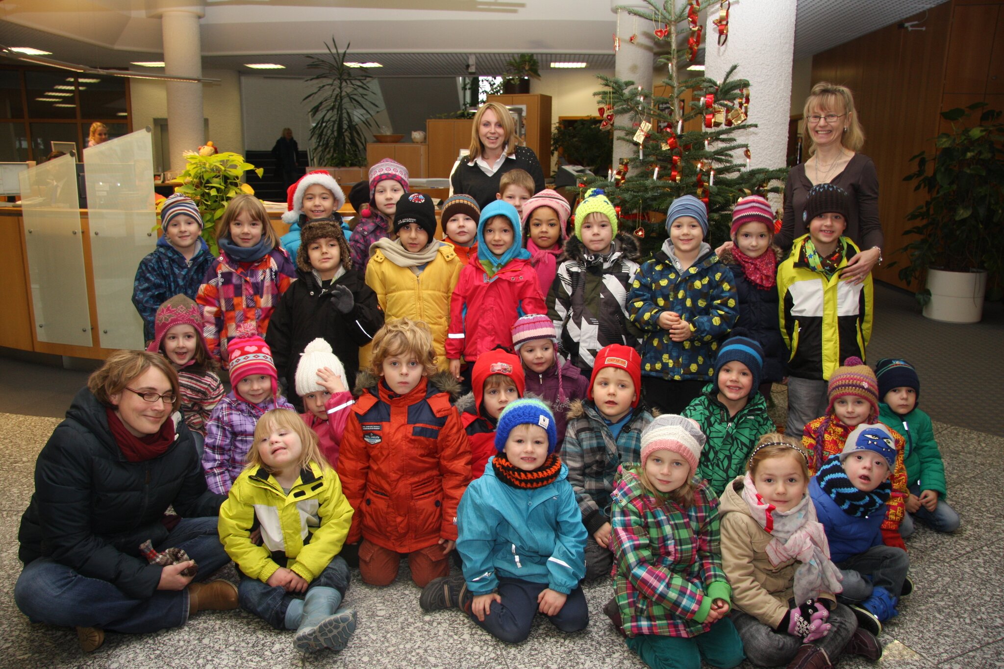 Kindergarten Meitingen beim Christbaumschmücken - Meitingen