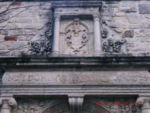Friesinschrift: NISI Dominus Frustra Anno 1584 (Wenn der Herr [nicht das Haus baut] its es vergebens [errichtet] Anno 1584