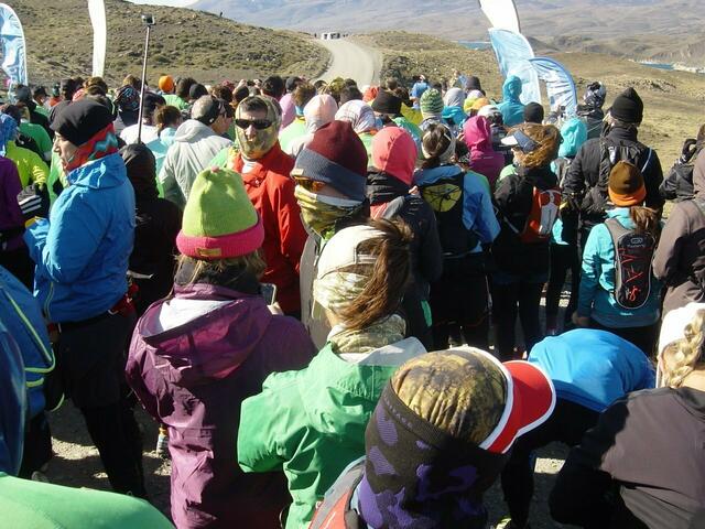 Die 21er-Läufer erwarten das Spitzenfeld der Marathonläufer. - Gut geschützt gegen Wind und Kälte.