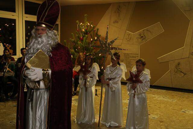 Der Heilige Nikolaus kam in Begleitung von drei kleinen Engelchen.