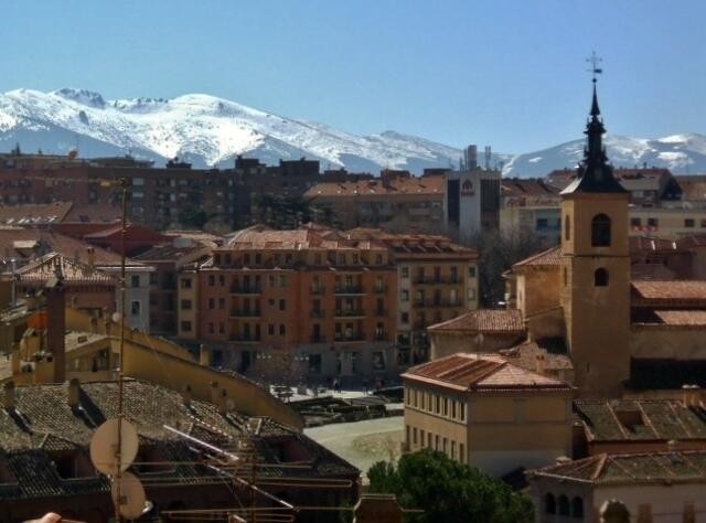 Blick auf Stadt und die schneebedeckte Sierra