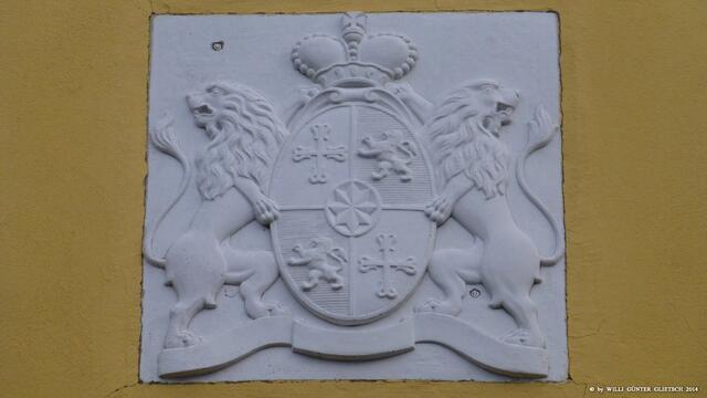 Das Wappen  -ersteaunlicherweise gut erhalten-  über dem Eingang (Mitte: Waldecker Stern)