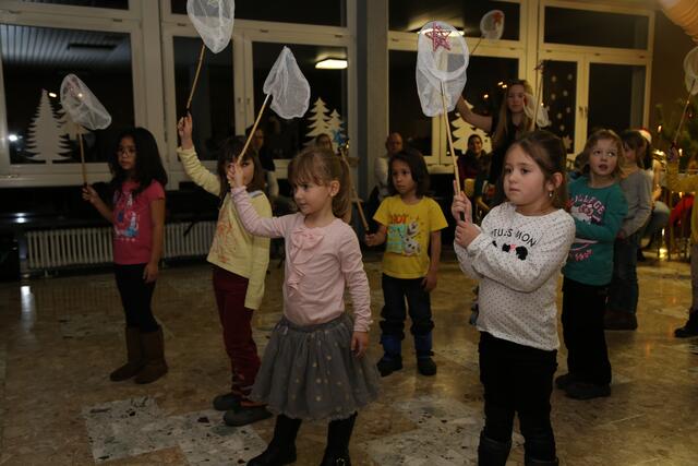 Die Kinder der Montagsgruppe – allesamt im Alter von drei bis 6 Jahren – führten das Bewegungslied „Sternenfänger“ auf und bekamen dafür viel Beifall.