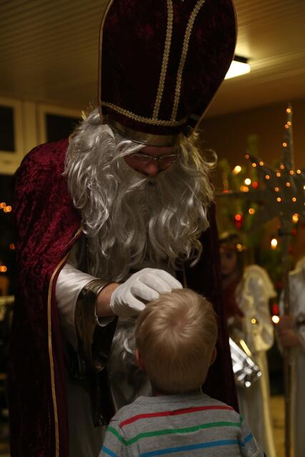 Vom Nikolaus bekam jedes Turnerkind eine prall gefüllte Tüte in die Hand gedrückt.