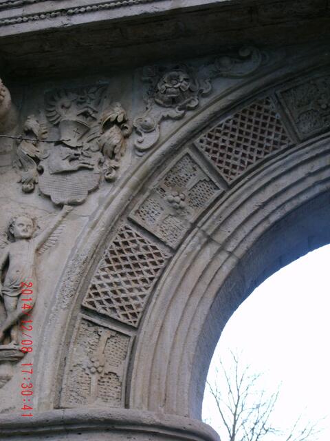 Teilansicht des Renaissanceportals .......