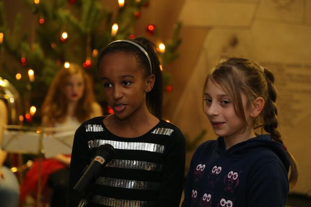 „Wo wohnt wohl der Weihnachtsmann?“, fragten Aliyah Houser und Johanna Köchert.