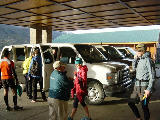 Transferfahrzeuge für die Teilnehmer am Patagonian International Marathon, die im Hotel Rio Serrano wohnen. Für jede Distanz gibt es ein Fahrzeug.    -   www.spargelsprinter.de.vu