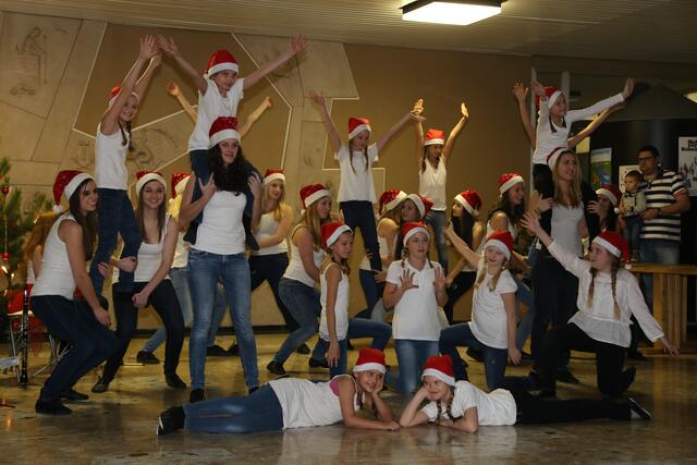 Kleine und große Tänzerinnen: Die Tanzgruppe „DeLuxe“ und „Diamonds“ tanzten die anspruchsvolle Choreografie von „Jingel Bells Rock“. Die älteren Tänzerinnen und Jüngsten harmonierten dabei ganz hervorragend.