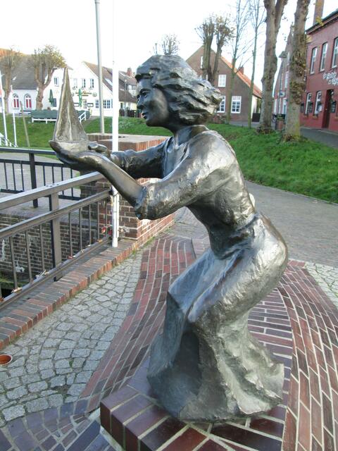 Die Skulptur der Caroline wurde von Petersen und Petersen aus Esens aufgestellt und soll an die Gründung Carolinensiels im Jahr 1730 erinnern.