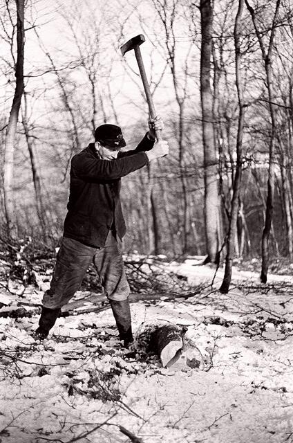 Der Spalthammer wird geschwungen | Foto: aus Küttner-Archiv