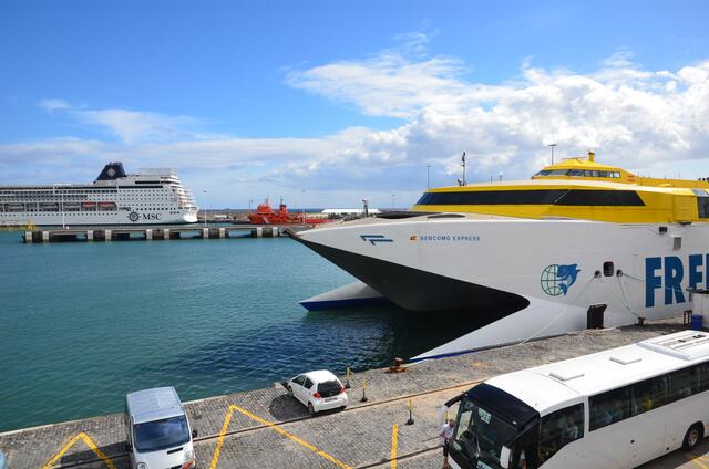 Hafen mit Kreuzfahrer und Gran Canaria-Fähre