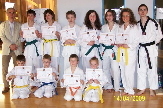 Gruppenbild nach einer Gürtelprüfung