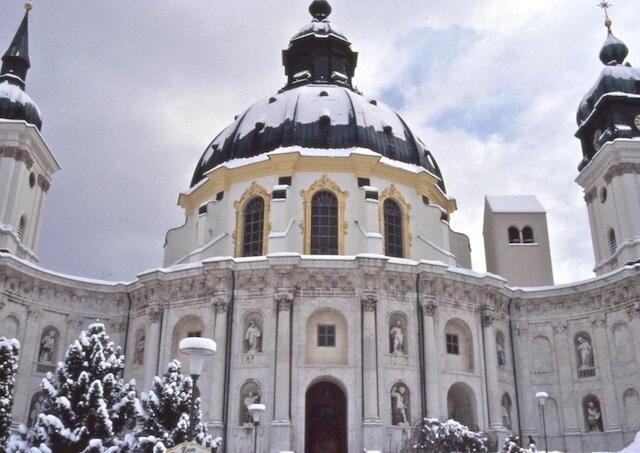 Der Langlauf führt an Kloster Ettal vorbei. Die Kirche in reicher Rokokoausstattung ist frei zugänglich.