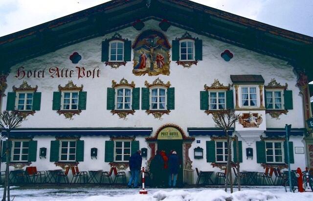 Das Hotel Alte Post mit Lüftlmalerei