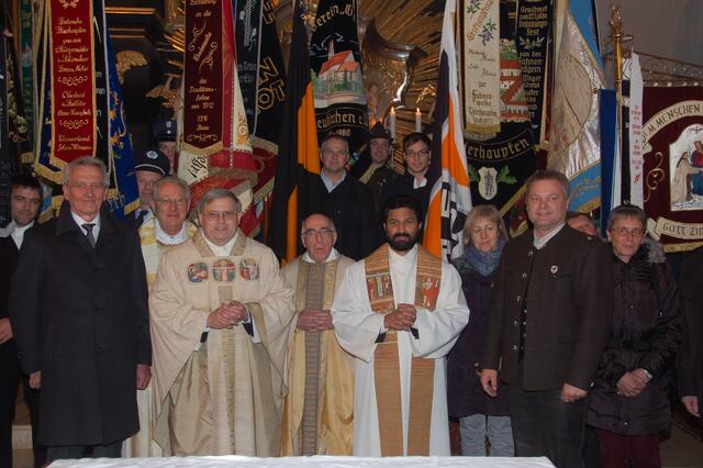 Jubilar und Gratulanten auf einem Bild umrahmt von den Fahnenabordnungen der örtlichen Vereine. Von links nach rechts Kirchenverwalter Leonhard Bögl, Ludwig Hihler, Geburtstagskind Werner Ehnle, Karl Kraus, Johnson Puthuwa, Sieglinde Weidenauer, Bürgermeister Anton Brugger und Manuela Zaja.