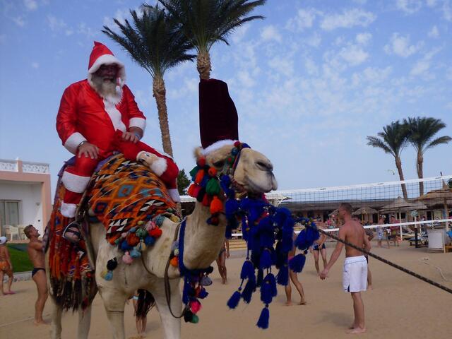 . . . der Nikolaus hat die Kinder in Hurghada / Ägypten beschenkt und ziegt weiter . . .