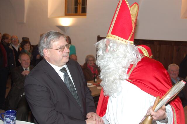 Sehr humorvoll plauderte der Nikolaus aus dem Nähkästchen, was auch Pfarrer Werner Ehnle (links) sehr erheiterte.