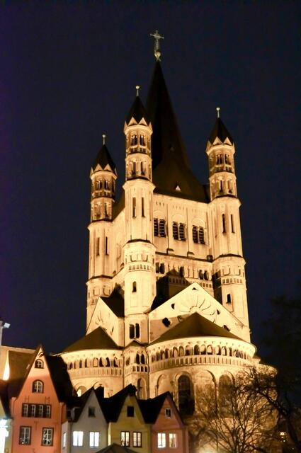 Ein Blick auf die wunderbar nächtlich illuminierte Groß Sankt Martin Kirche am Fischmarkt in Köln.