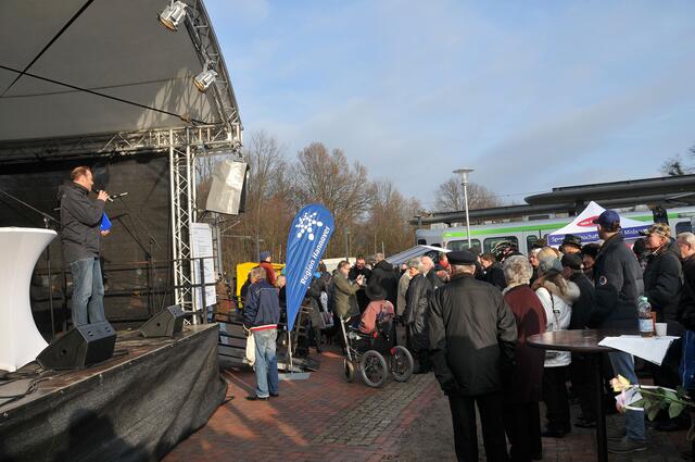 Bühnen, Budenstadt, Hüpfburg: Die Musbirger feierten ihre Stadtbahn mit einem schönen Fest.