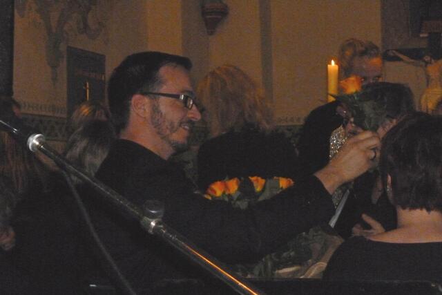 Zum Schluß gab Matthias Heuser jedem Chormitglied eine Rose als "Dankeschön"