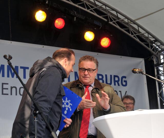 Bildmitte: Regionspräsident Hauke Jagau, rechts im Hintergrund: Hannovers 1. Bürgermeister Thomas Hermann.