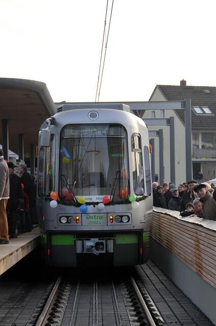 Der erste Stadtbahnzug, der ins Zentrum von Misburg gefahren ist.
