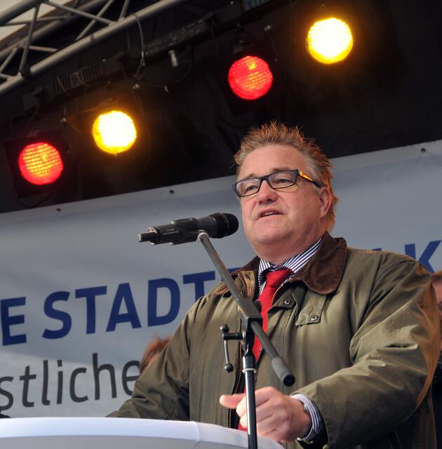 Regionspräsident Hauke Jagau weihte die neue Stadtbahnstrecke ein.