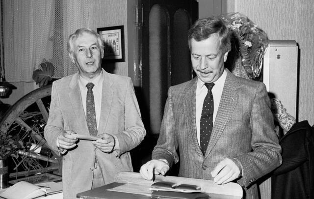 Reinhad Kramer (rechts= spricht im Namen der Volksbank Döhren.