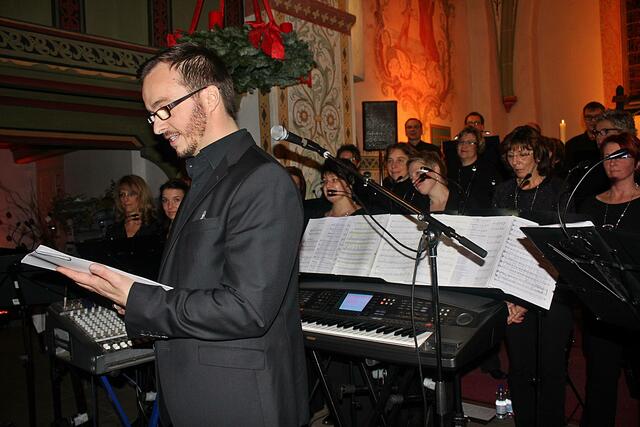 Matthias Heuser liest einGgedicht vor.