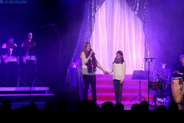 Natalie Schwemmer sang "Hanna komm" und dabei zog der Kinderchor ein.