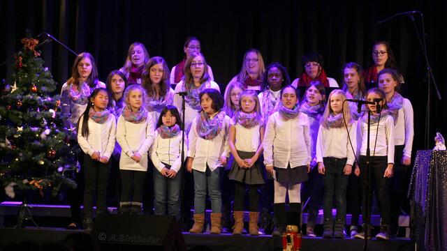 Die Sängerinnen im Hintergrund und vorne Kinder- und Jugendchor von St. Ägidius
