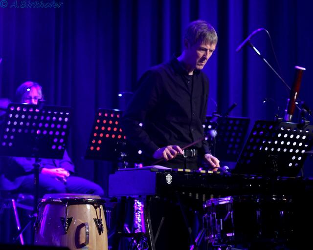 Am Schlagzeug und Vibraphon "Jim Holzhauser"